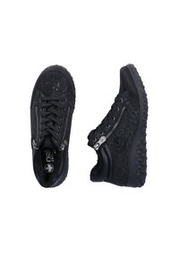 Czarne sneakersy z teksturowanym wzorem węża, z zamkami błyskawicznymi po bokach i wzorzystą gumową podeszwą. Miękkie wykończenie wewnątrz butów.