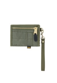 Cartera de nailon verde con cremallera dorada, bolsillo con cremallera, correa y etiqueta. Presenta un diseño acolchado y acentos de hardware resistente. Forma rectangular compacta.