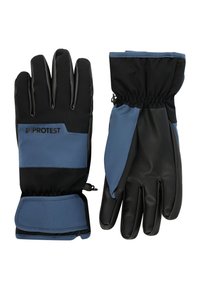 Pár černých a modrých zimních rukavic s nastavitelnými zápěstními pásky a texturovanými dlaněmi, jedna rukavice s vyraženým názvem značky "Protest."