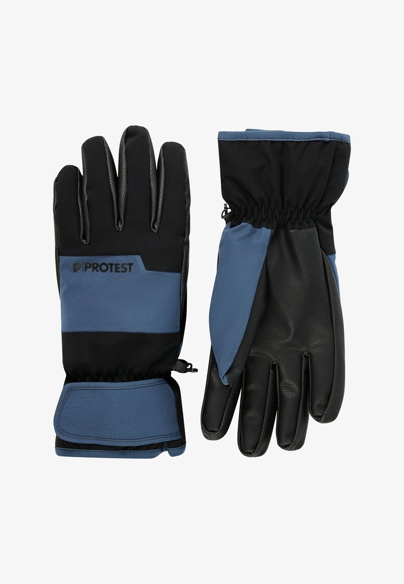 Pár černých a modrých zimních rukavic s nastavitelnými zápěstními pásky a texturovanými dlaněmi, jedna rukavice s vyraženým názvem značky "Protest."