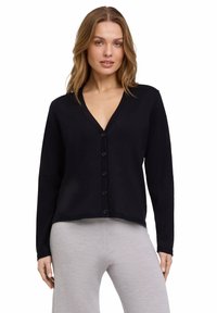 Schwarze gestrickte Strickjacke mit V-Ausschnitt und vorderen Knöpfen, ausgestattet mit langen Ärmeln und einem lockeren Schnitt. Glatte Textur, minimalistisches Design.