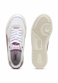 zapatilla con parte superior de cuero blanco, acentos en gris y burdeos, puntera perforada, cordones blancos y suela de goma texturizada en color crema.