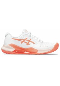 Zapatilla de tenis ASICS Gel Challenger, con una parte superior blanca y detalles en melocotón, malla texturizada y una suela de goma con un talón semitransparente.