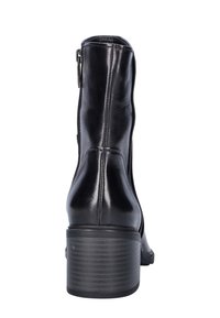 Zwarte leren enkelboot met een gladde afwerking, ronde neus en een blokhak. Voorzien van een zijrits en subtiele stiksels.