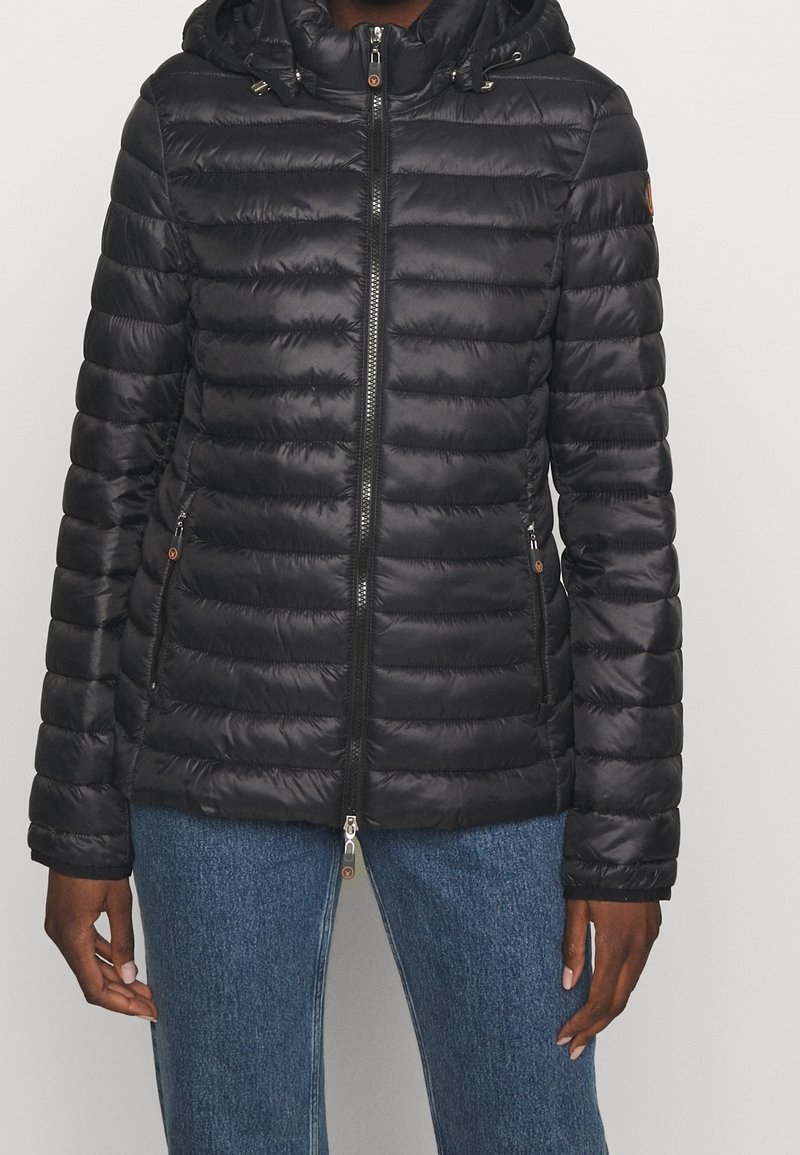 Czarna pikowana kurtka puchowa z zamkiem błyskawicznym, elastycznymi mankietami i odpinanym kapturem. Posiada poziome przeszycia i zapinane na zamek boczne kieszenie.