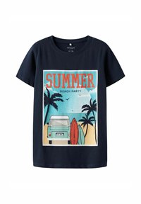 Mörkblå bomull t-shirt med en strandfestgrafik som visar en vintagebuss, surfbrädor, palmer och texten "SOMMARSTRANDFEST."