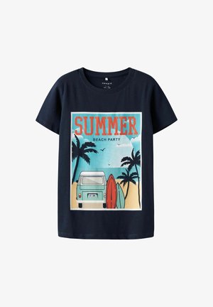 Tamnoplava pamučna majica s grafikom plažnog partyja koja prikazuje vintage kombi, surf daske, palme i tekst "LJETNI PLAŽNI PARTY."