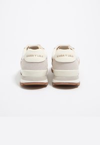 Bimba y Lola baskets en beige et crème, dotées de matériaux en daim et en maille, d'un talon rembourré et d'accents de logo à l'arrière.