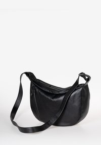 Borsa a spalla in pelle nera con forma curva, tracolla regolabile e chiusura con zip. Presenta una tasca anteriore con dettagli di cuciture sottili.