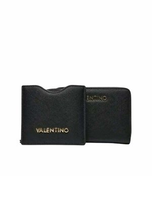 Deux portefeuilles en cuir noir Valentino, l’un plié avec le logo doré visible, l’autre fermé par une fermeture éclair derrière, sur fond blanc.