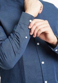 Blauwe button-up shirt van textuurstof, met een slim fit, witte knopen en manchet met verstelbare knoopsluitingen.
