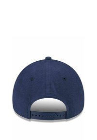 Marineblaue Baseballkappe mit einer weichen Stofftextur, verstellbarem Kunststoffverschluss auf der Rückseite und Belüftungslöchern auf beiden Seiten.