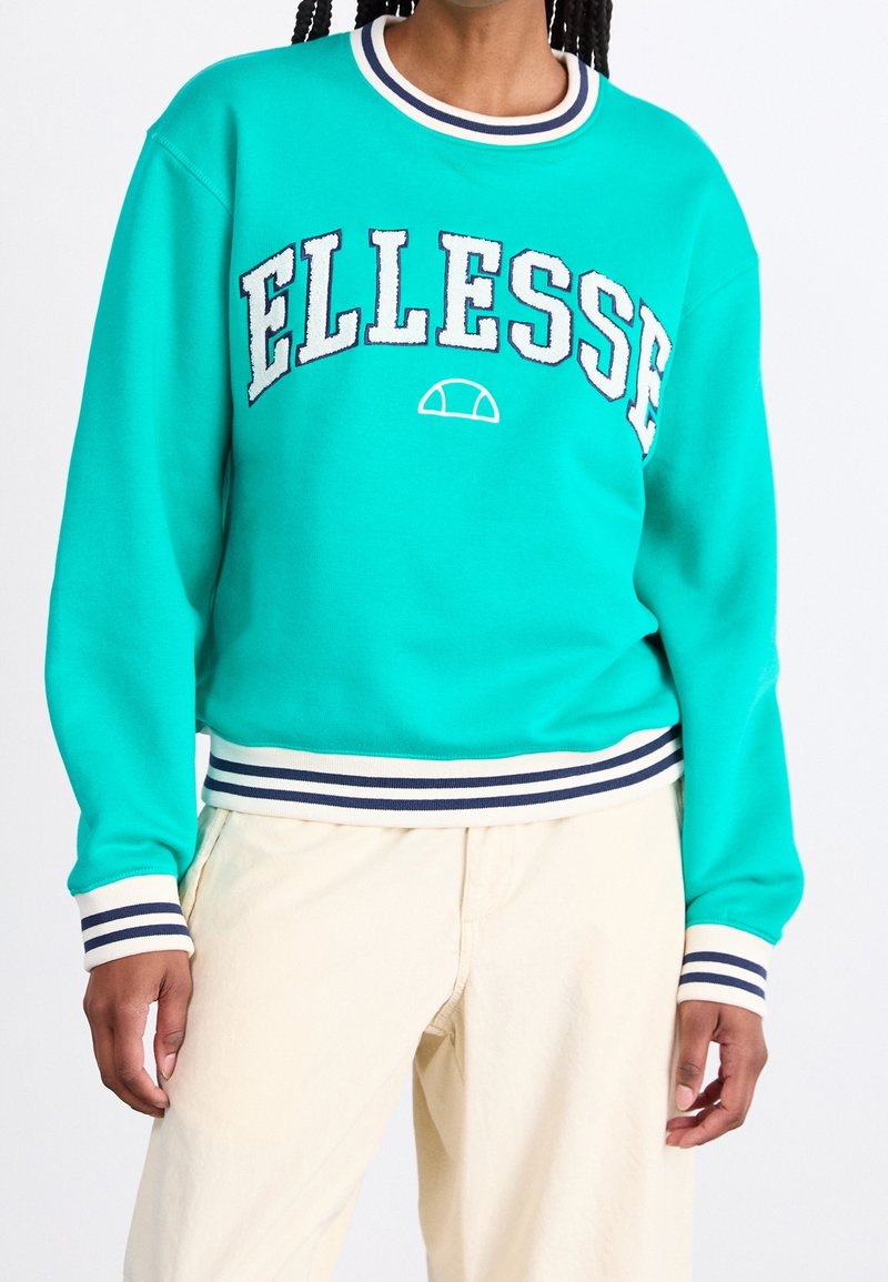 Turquoise sweatshirt met "ELLESSE" logo, geribbelde kraag en manchetten met witte en marineblauwe strepen. Zachte textuur, ontspannen pasvorm, casual ontwerp.