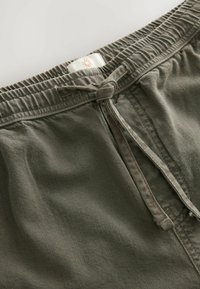 Next ELASTICATED WAIST - Egyenes szárú farmer - khaki green