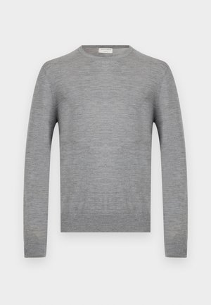 Suéter gris claro de manga larga con cuello redondo, hecho de tela de punto fina con puños y dobladillo acanalados, mostrado sobre fondo blanco liso.