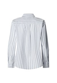 Chemise à manches longues blanche avec des rayures verticales bleu marine, dotée d'un ourlet incurvé, de poignets à boutons et d'une pince au dos pour faciliter les mouvements.