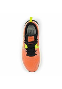 Atletiekschoen in feloranje met zwarte accenten, voorzien van een gestructureerde mesh bovenkant, zwarte veters en een kleine neon groene trekhaak.