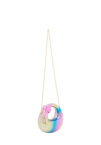 Gennemsigtig plastik håndtaske med et buet design i pastelfarver af pink, blå og gul. Har en guld kædetraspe og en sløjfe detalje.