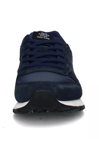 Scarpa sportiva navy realizzata in una combinazione di materiali scamosciati e mesh, con punta rotonda, suola piatta in gomma e lacci neri con un'etichetta "CORRI PIÙ VELOCE DI QUANTO PUOI".