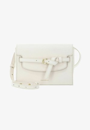 Sac porté croisé en cuir blanc avec rabat avant, détail de nœud sur la bandoulière, bandoulière ajustable et ferrures dorées.