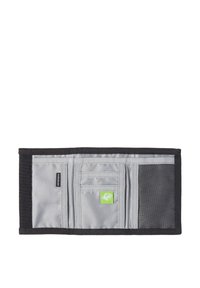 Cartera de tela negra con interior gris, cuenta con múltiples ranuras para tarjetas, un parche de logo verde y un acabado liso y texturizado.