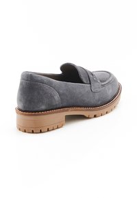 Grijze suède instappers met een ronde neus, accentstiksels en een rubberen zool met diepe profiel voor grip.