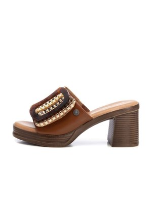 Sandalia marrón tipo chancla con una correa con detalle tejido. Cuenta con tacón cuadrado y suela texturizada. El material superior combina texturas lisas y tejidas.