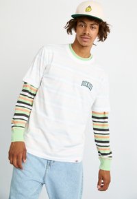 Dickies AITKIN CHEST TEE - Apdrukāts T-krekls - white