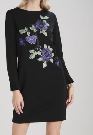 Schwarzes langärmliges Kleid mit farbenfroher floraler Stickerei in Blau- und Grüntönen, mit gesmokten Ärmelabschlüssen und einer taillierten Silhouette.