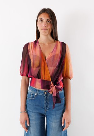 Blusa avvolgente colorata con maniche a sbuffo corte, caratterizzata da una combinazione di tonalità arancioni, rosa e viola. Legata in vita con un nastro abbinato.