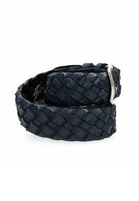 Cintura in pelle intrecciata blu navy con finitura testurizzata, dotata di fibbia in metallo color argento e diversi fori di regolazione per la vestibilità.