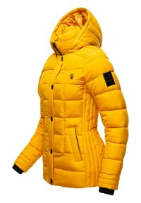 Chaqueta acolchada amarilla con capucha, que presenta botones negros, bolsillos laterales y un patrón texturizado. Acento negro en la manga.