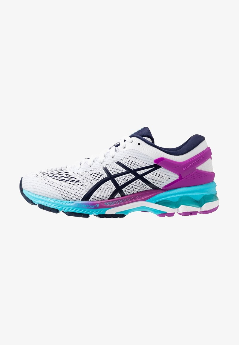 Chaussure de course blanche et marine avec des rayures noires, un maintien de talon violet, et une semelle coussinée bleue et violette.