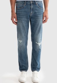 Jeans de mezclilla azul claro con corte recto, que presentan un acabado desgastado en las rodillas y un diseño clásico de cinco bolsillos.