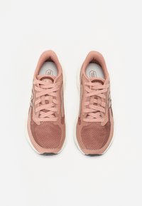 Rosa mesh sneakers med teksturerte paneler, avrundede tær og snøreløsning. Har en hvit såle og merkevare på sidene.