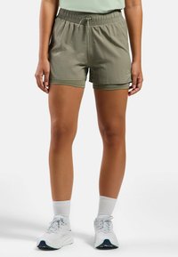 Khaki-Shorts mit elastischem Bund, Kordelzug und Innenfutter. Sie verfügen über eine subtile Textur und ein Logo-Detail am unteren Bein.