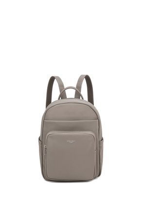 Sac à dos compact taupe avec poche zippée avant, poches latérales ouvertes, bretelles rembourrées et poignée supérieure dans un design minimaliste.