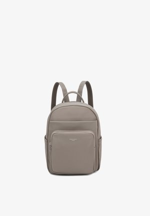 Zaino compatto color taupe con tasca frontale con zip, tasche laterali a fessura, spallacci imbottiti e manico superiore in un design minimalista.