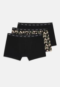 Tres pares de boxers para hombres apilados, dos negros y uno negro con un patrón del logo de FILA en verde y beige, todos con el logo de FILA en la cinturilla.