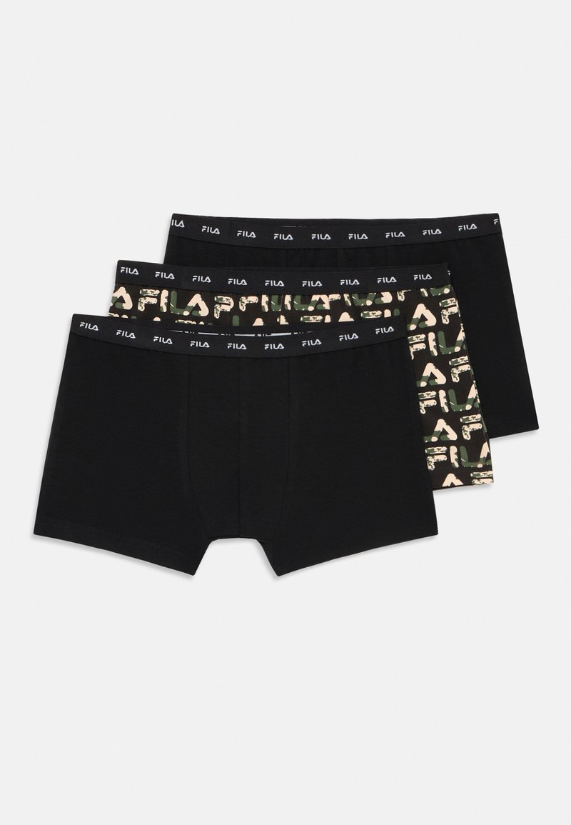 Tres pares de boxers para hombres apilados, dos negros y uno negro con un patrón del logo de FILA en verde y beige, todos con el logo de FILA en la cinturilla.