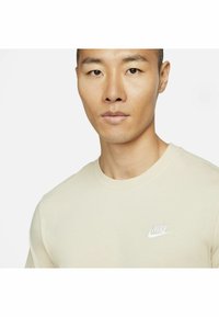 Nike Sportswear CLUB TEE - T-shirt básica - rattan white