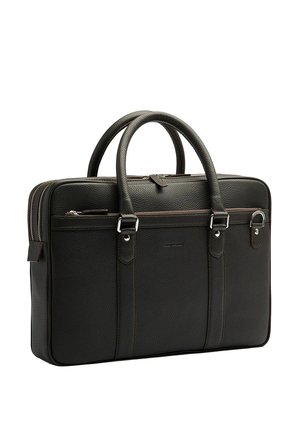 Sort tekstureret lædermappe med dobbelte håndtag, forreste lynlåslomme, metalbeslag og lynlåslukning på hovedrum, skråt set på hvid baggrund.