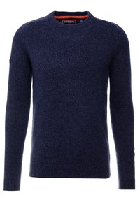 Maglione lavorato a maglia di colore blu navy con collo rotondo, maniche lunghe e tessuto testurizzato. Presenta un accento arancione al colletto e un'etichetta con marchio all'interno.