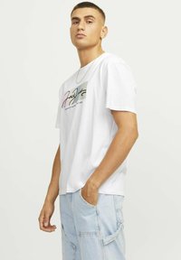 Jack & Jones RUNDHALS - Camiseta estampada - bright white