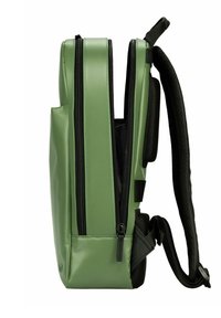 Sac à dos vert texturé avec des zips latéraux doubles, des bretelles noires rembourrées et des accents en maille pour le confort, arborant un design élégant et durable.
