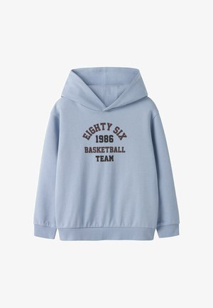 Gaiši zils sporta džemperis ar priekšējo tekstu "EIGHTY SIX 1986 BASKETBALL TEAM" tumši brūnā krāsā, ar lielu kapuci un ribām piedurknēs un apakšmalā.