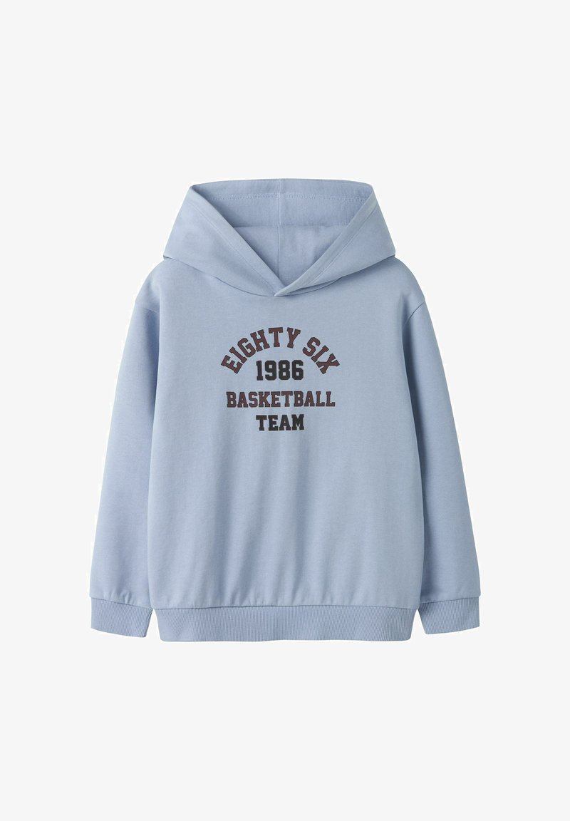 Lyseblå hættetrøje med tekst foran "EIGHTY SIX 1986 BASKETBALL TEAM" i mørkebrun, med stor hætte og ribkant ved ærmer og kant.