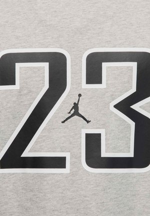 Grijze katoenen t-shirt met een groot zwart "23" met witte omtrekken, en een zwarte silhoeet van een springend figuur in het midden.