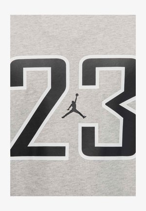 Grijze katoenen t-shirt met een groot zwart "23" met witte omtrekken, en een zwarte silhoeet van een springend figuur in het midden.