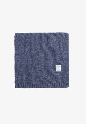 Suéter de punto azul marino con textura acanalada, que presenta una etiqueta en el borde inferior. Forma rectangular, hilo grueso para proporcionar calor.